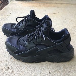 Black nike hurraches